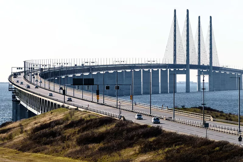 Fotografi av brofästet på svenska sidan.