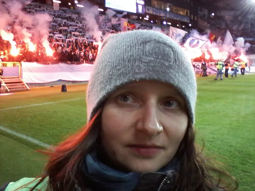 Fotografi på Katarzyna Herd stående på läktaren till en fotbollsplan