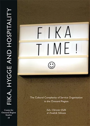 Bild på bokens omslag: En ljuslåda med texten "Fika time!"